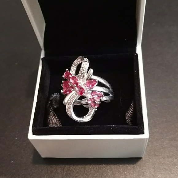 .925 Jewelry - Beautiful pink sapphire stones on this bowtie rin